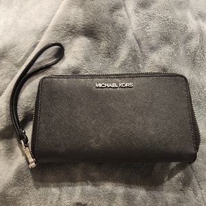Michael kors wristlet